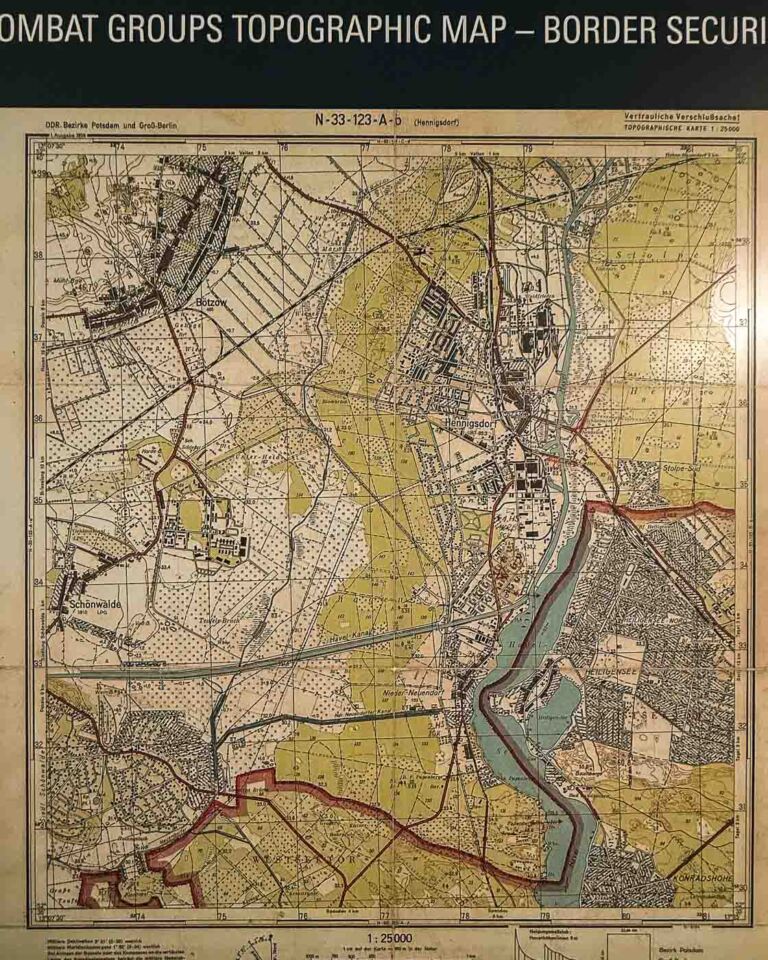 Located just outside the modern city limits, on the banks of the Havel River, stands a uniquely preserved piece of this history: the Grenzturm Niederneuendorf. This former command post, once the nerve center for a critical stretch of the border, offers a rare and deeply personal look at the reality of life under surveillance. The structure of the GDR’s border regime and the desperate attempts of those who sought freedom.