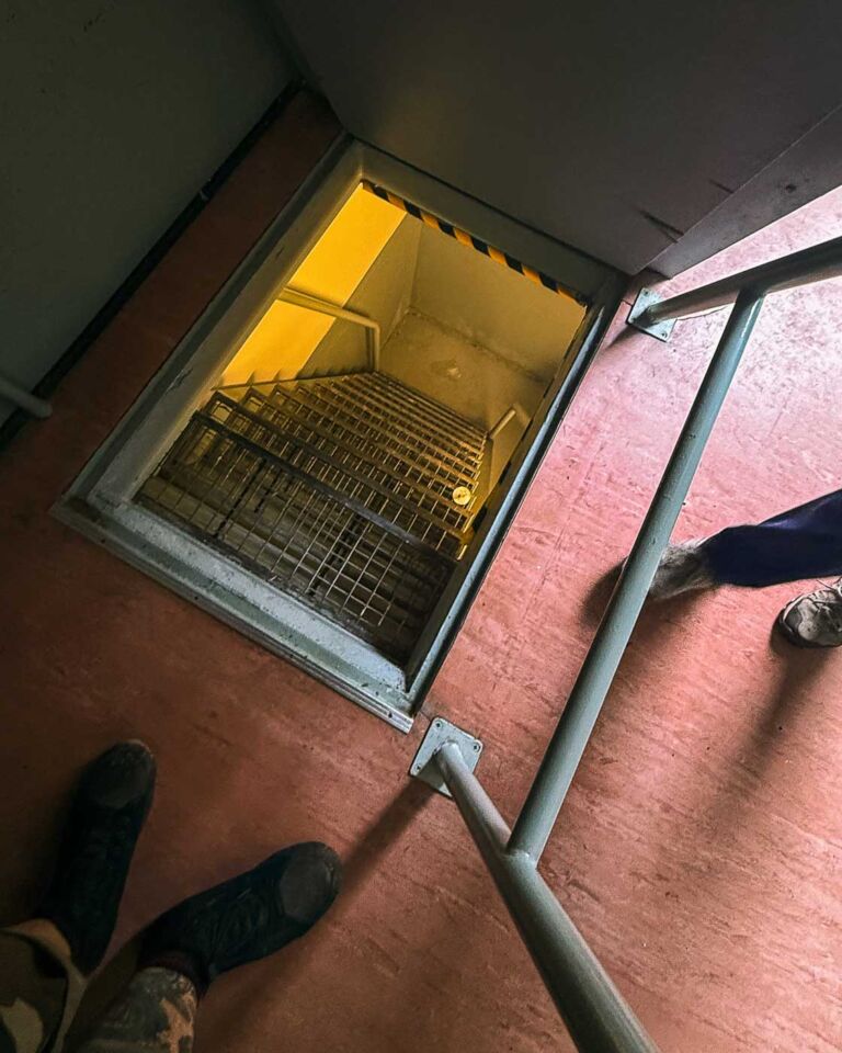 Located just outside the modern city limits, on the banks of the Havel River, stands a uniquely preserved piece of this history: the Grenzturm Niederneuendorf. This former command post, once the nerve center for a critical stretch of the border, offers a rare and deeply personal look at the reality of life under surveillance. The structure of the GDR’s border regime and the desperate attempts of those who sought freedom.