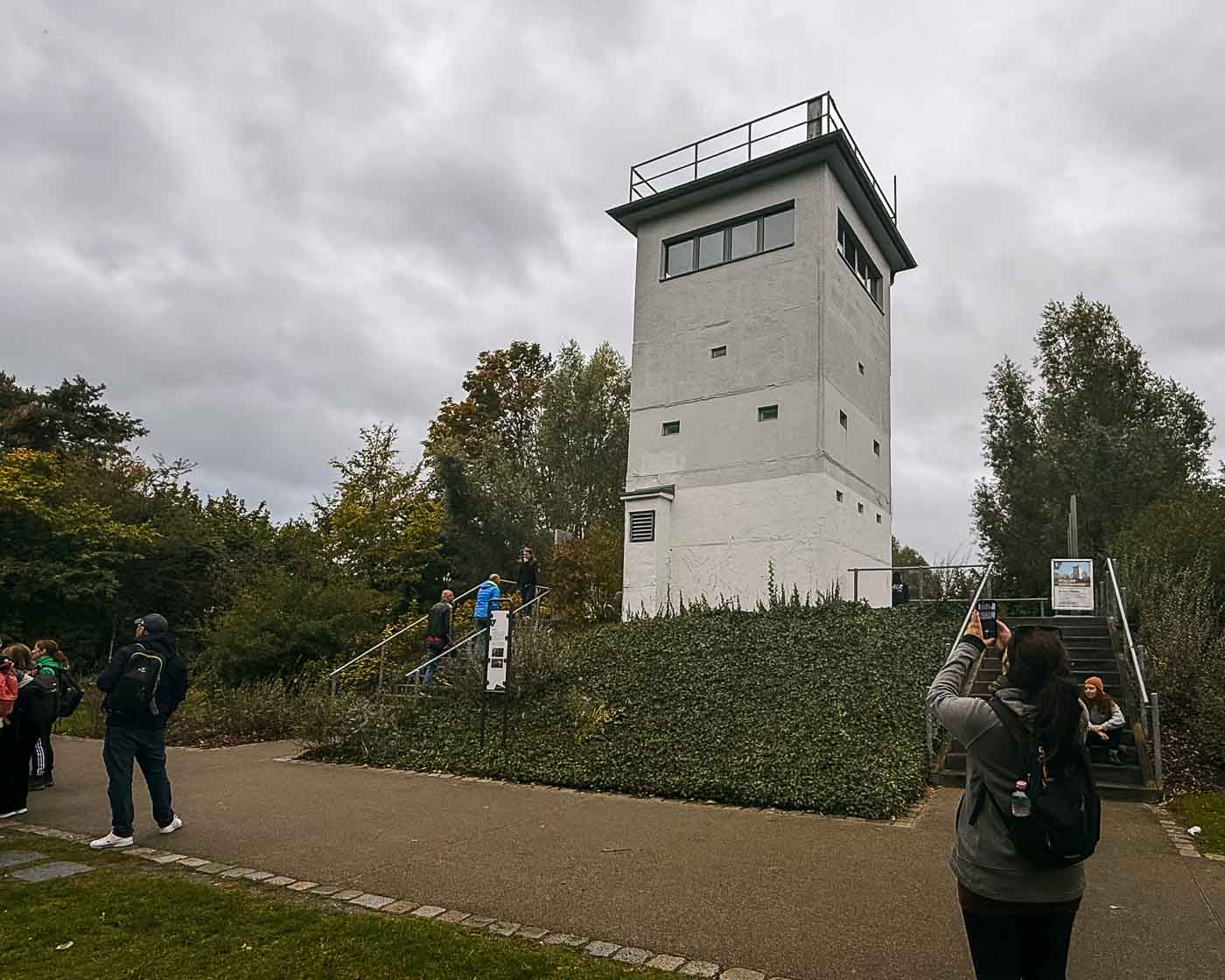 Located just outside the modern city limits, on the banks of the Havel River, stands a uniquely preserved piece of this history: the Grenzturm Niederneuendorf. This former command post, once the nerve center for a critical stretch of the border, offers a rare and deeply personal look at the reality of life under surveillance. The structure of the GDR’s border regime and the desperate attempts of those who sought freedom.