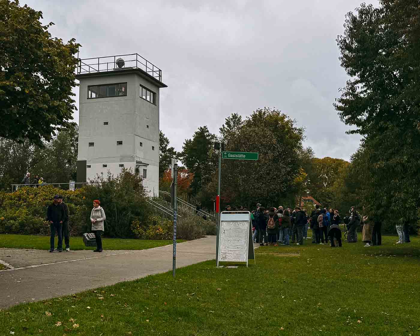 Located just outside the modern city limits, on the banks of the Havel River, stands a uniquely preserved piece of this history: the Grenzturm Niederneuendorf. This former command post, once the nerve center for a critical stretch of the border, offers a rare and deeply personal look at the reality of life under surveillance. The structure of the GDR’s border regime and the desperate attempts of those who sought freedom.