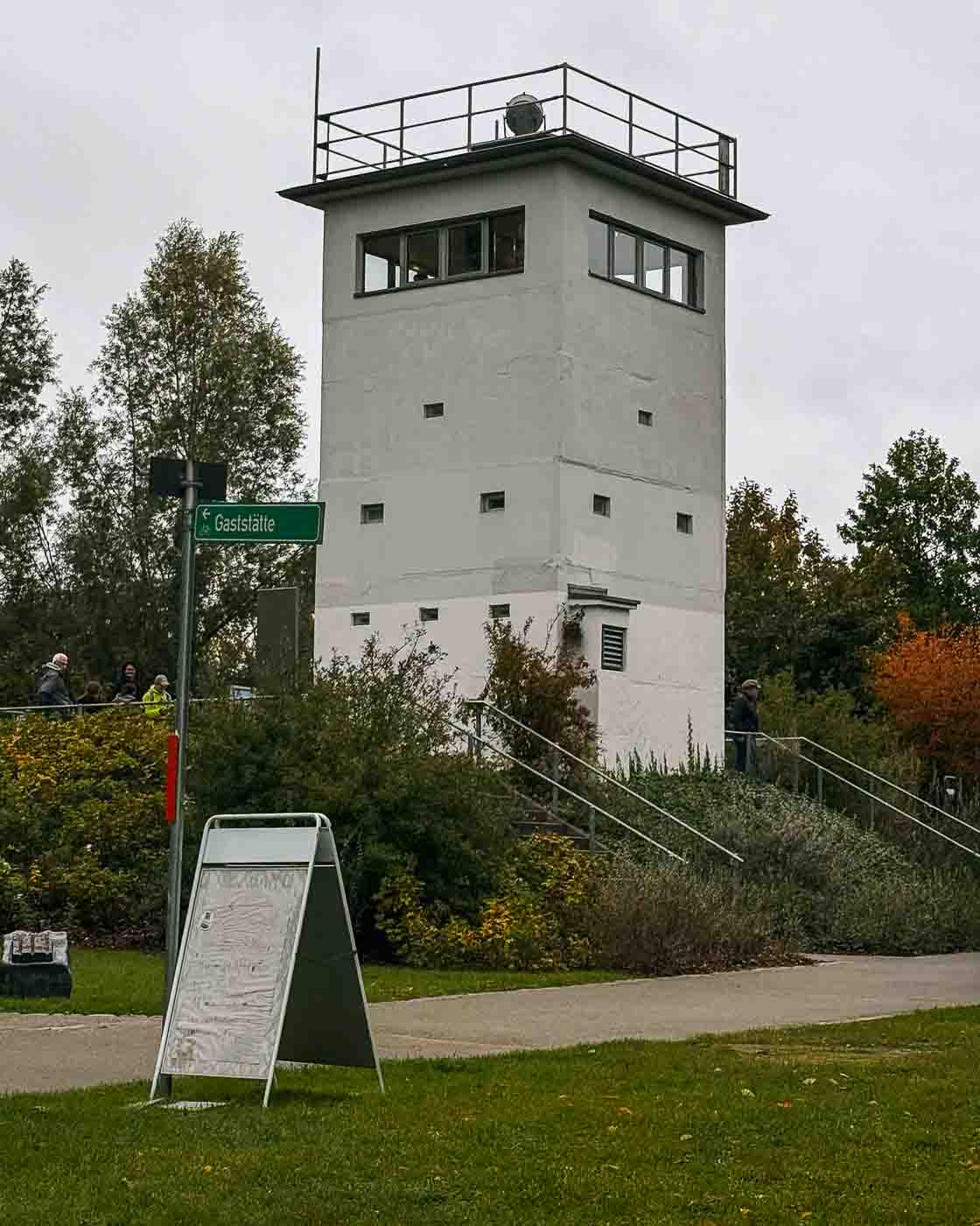 Located just outside the modern city limits, on the banks of the Havel River, stands a uniquely preserved piece of this history: the Grenzturm Niederneuendorf. This former command post, once the nerve center for a critical stretch of the border, offers a rare and deeply personal look at the reality of life under surveillance. The structure of the GDR’s border regime and the desperate attempts of those who sought freedom.