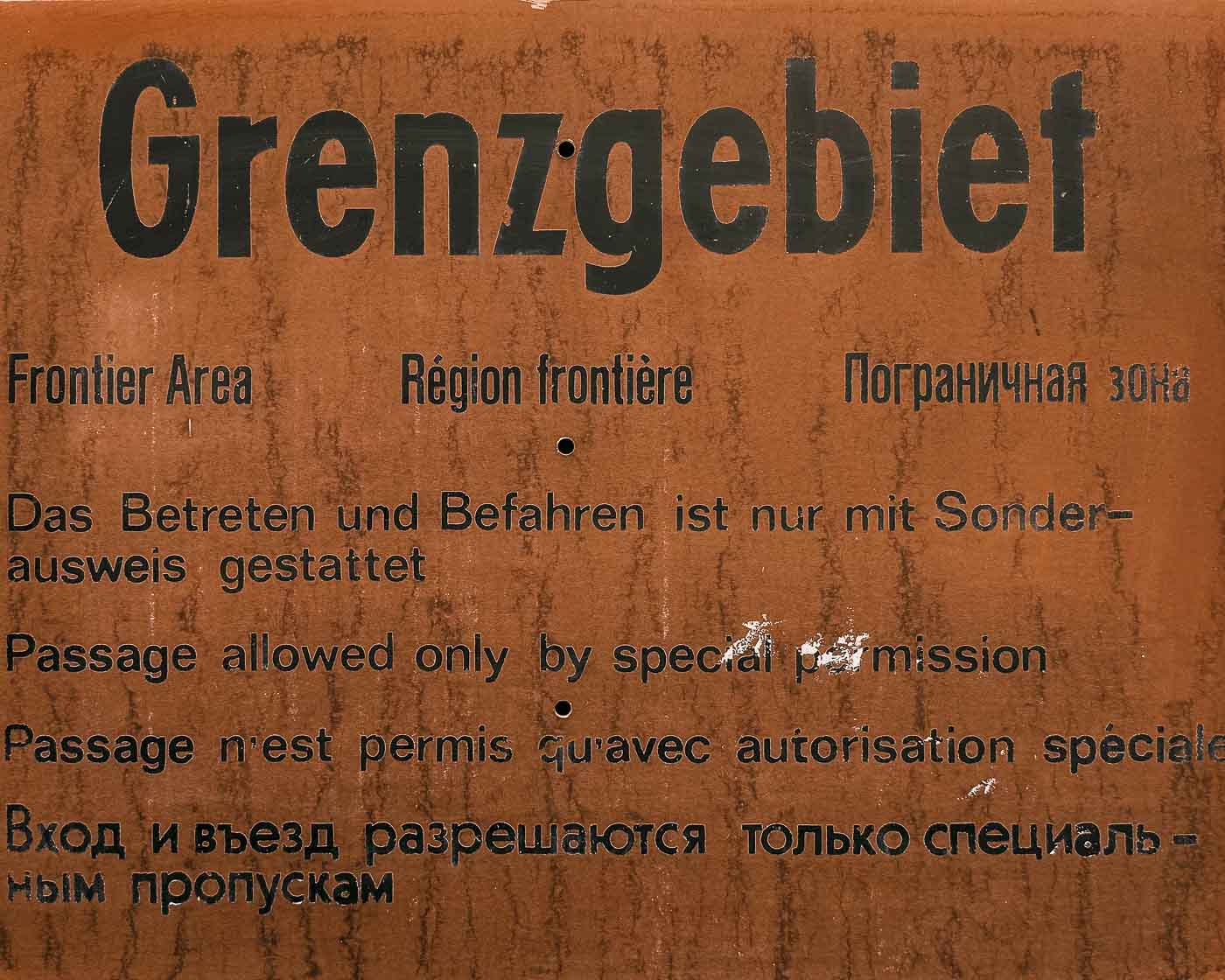 Located just outside the modern city limits, on the banks of the Havel River, stands a uniquely preserved piece of this history: the Grenzturm Niederneuendorf. This former command post, once the nerve center for a critical stretch of the border, offers a rare and deeply personal look at the reality of life under surveillance. The structure of the GDR’s border regime and the desperate attempts of those who sought freedom.
