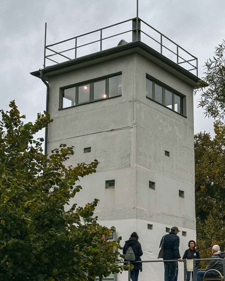 Located just outside the modern city limits, on the banks of the Havel River, stands a uniquely preserved piece of this history: the Grenzturm Niederneuendorf. This former command post, once the nerve center for a critical stretch of the border, offers a rare and deeply personal look at the reality of life under surveillance. The structure of the GDR’s border regime and the desperate attempts of those who sought freedom.