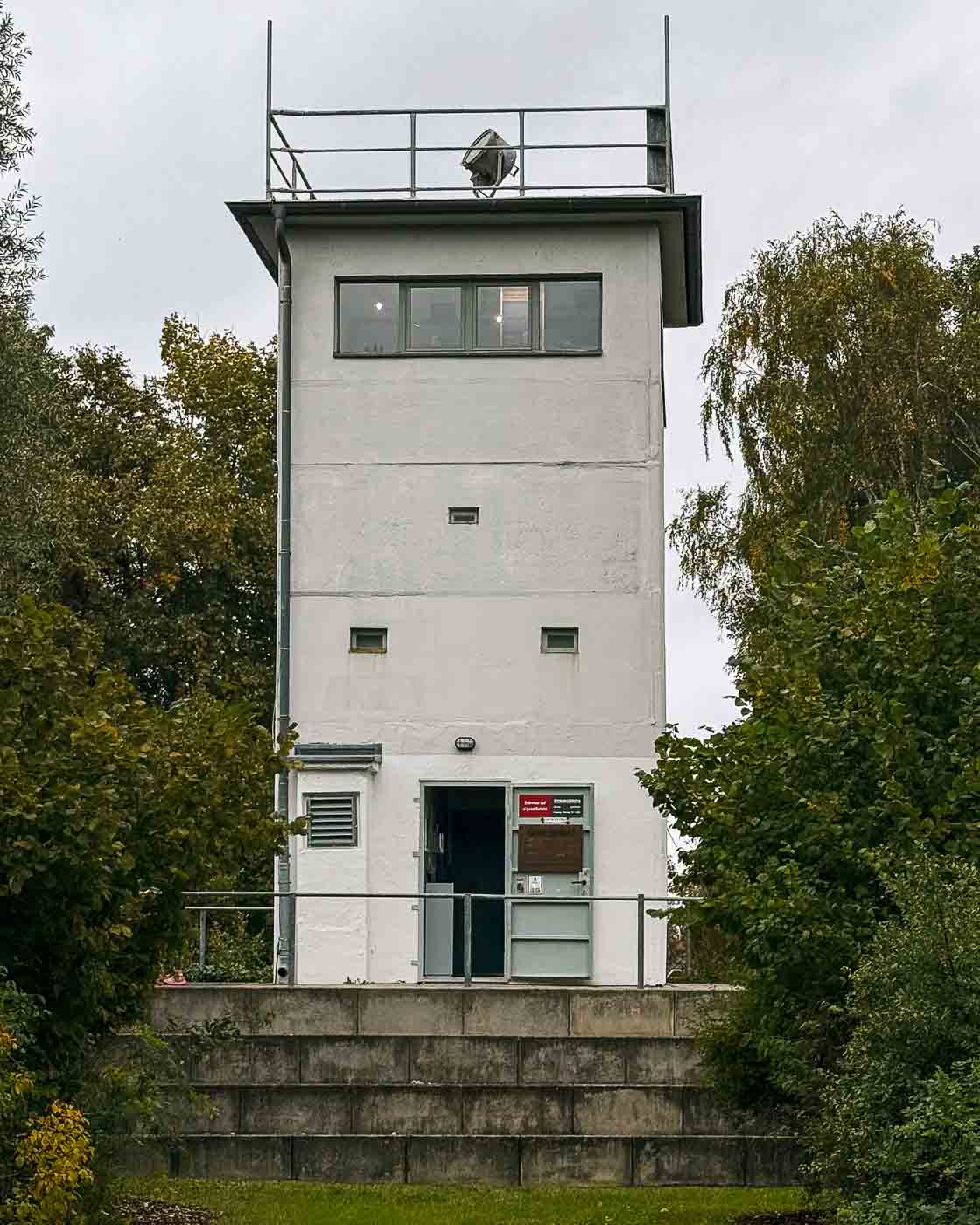 Located just outside the modern city limits, on the banks of the Havel River, stands a uniquely preserved piece of this history: the Grenzturm Niederneuendorf. This former command post, once the nerve center for a critical stretch of the border, offers a rare and deeply personal look at the reality of life under surveillance. The structure of the GDR’s border regime and the desperate attempts of those who sought freedom.