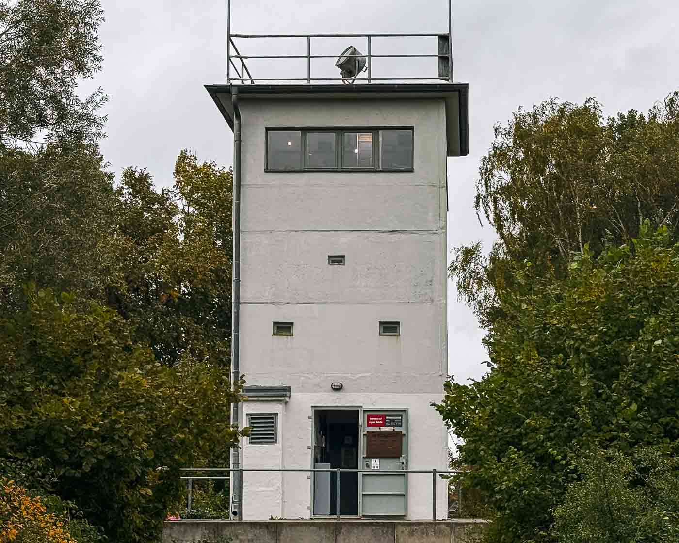 Located just outside the modern city limits, on the banks of the Havel River, stands a uniquely preserved piece of this history: the Grenzturm Niederneuendorf. This former command post, once the nerve center for a critical stretch of the border, offers a rare and deeply personal look at the reality of life under surveillance. The structure of the GDR’s border regime and the desperate attempts of those who sought freedom.