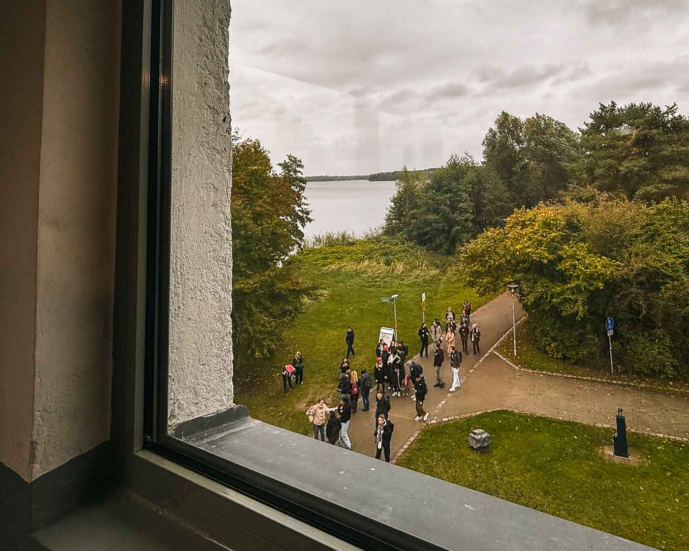 Located just outside the modern city limits, on the banks of the Havel River, stands a uniquely preserved piece of this history: the Grenzturm Niederneuendorf. This former command post, once the nerve center for a critical stretch of the border, offers a rare and deeply personal look at the reality of life under surveillance. The structure of the GDR’s border regime and the desperate attempts of those who sought freedom.