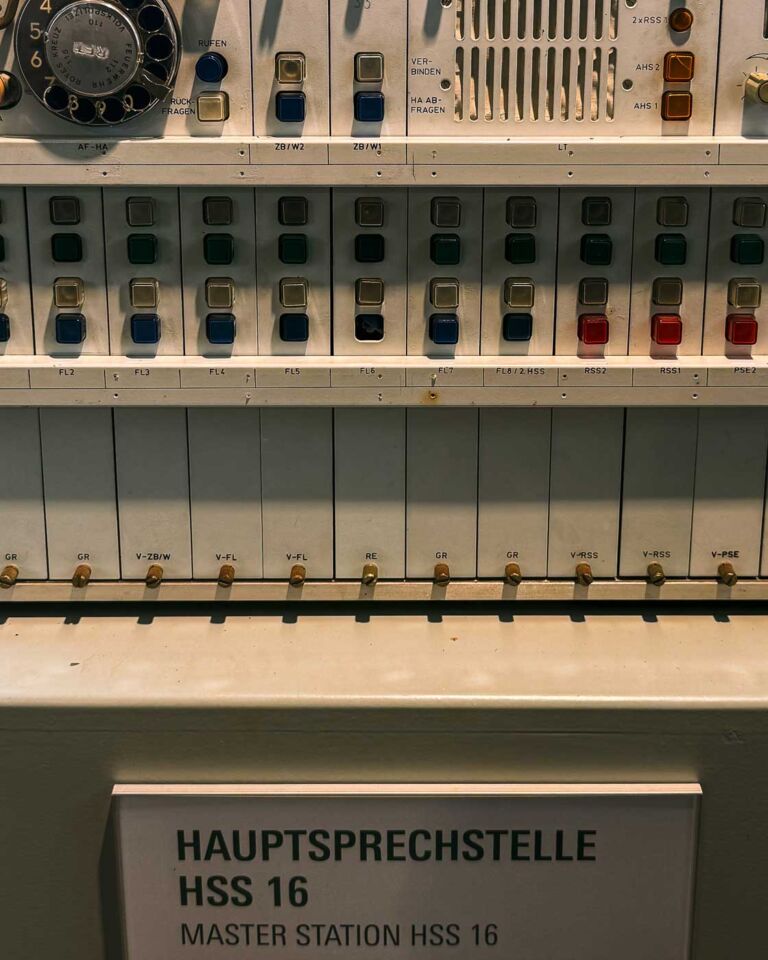 Located just outside the modern city limits, on the banks of the Havel River, stands a uniquely preserved piece of this history: the Grenzturm Niederneuendorf. This former command post, once the nerve center for a critical stretch of the border, offers a rare and deeply personal look at the reality of life under surveillance. The structure of the GDR’s border regime and the desperate attempts of those who sought freedom.