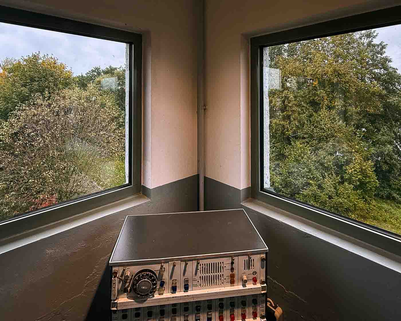 Located just outside the modern city limits, on the banks of the Havel River, stands a uniquely preserved piece of this history: the Grenzturm Niederneuendorf. This former command post, once the nerve center for a critical stretch of the border, offers a rare and deeply personal look at the reality of life under surveillance. The structure of the GDR’s border regime and the desperate attempts of those who sought freedom.