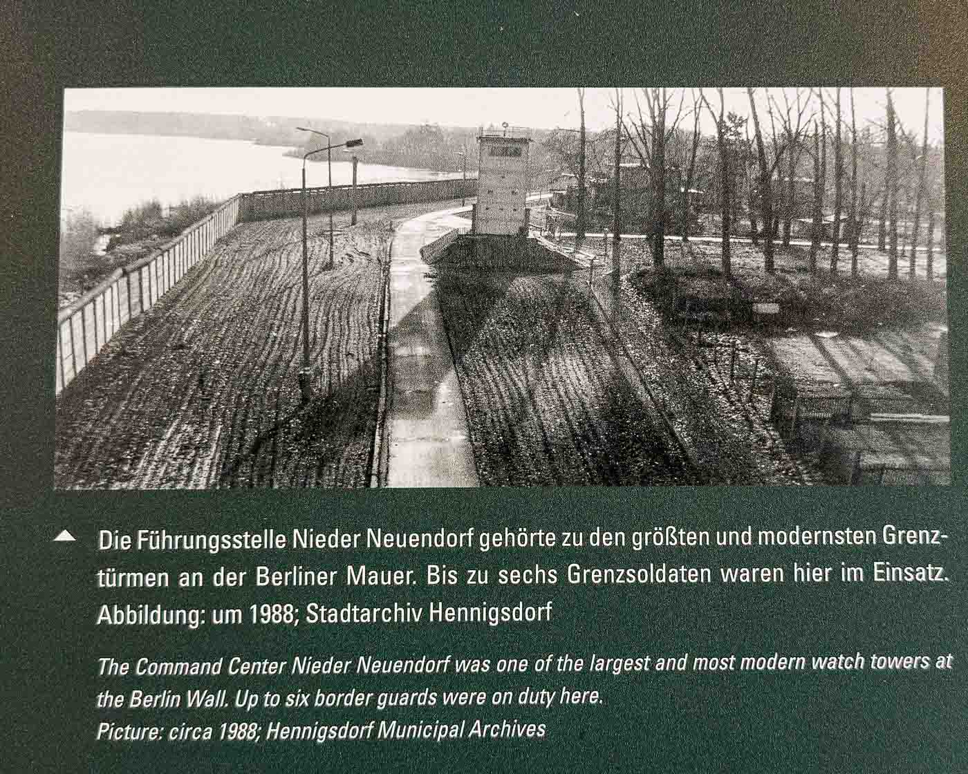Located just outside the modern city limits, on the banks of the Havel River, stands a uniquely preserved piece of this history: the Grenzturm Niederneuendorf. This former command post, once the nerve center for a critical stretch of the border, offers a rare and deeply personal look at the reality of life under surveillance. The structure of the GDR’s border regime and the desperate attempts of those who sought freedom.