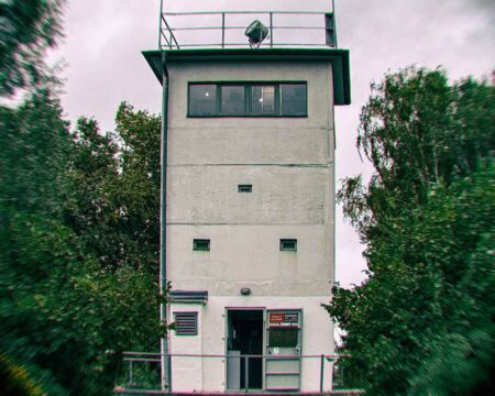 Located just outside the modern city limits, on the banks of the Havel River, stands a uniquely preserved piece of this history: the Grenzturm Niederneuendorf. This former command post, once the nerve center for a critical stretch of the border, offers a rare and deeply personal look at the reality of life under surveillance. The structure of the GDR’s border regime and the desperate attempts of those who sought freedom.