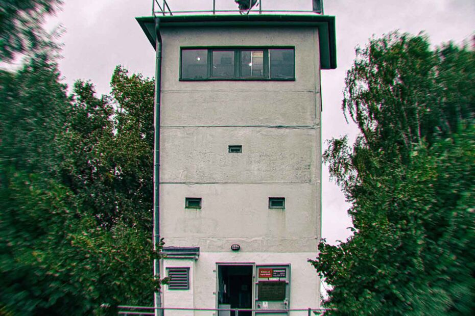 Located just outside the modern city limits, on the banks of the Havel River, stands a uniquely preserved piece of this history: the Grenzturm Niederneuendorf. This former command post, once the nerve center for a critical stretch of the border, offers a rare and deeply personal look at the reality of life under surveillance. The structure of the GDR’s border regime and the desperate attempts of those who sought freedom.