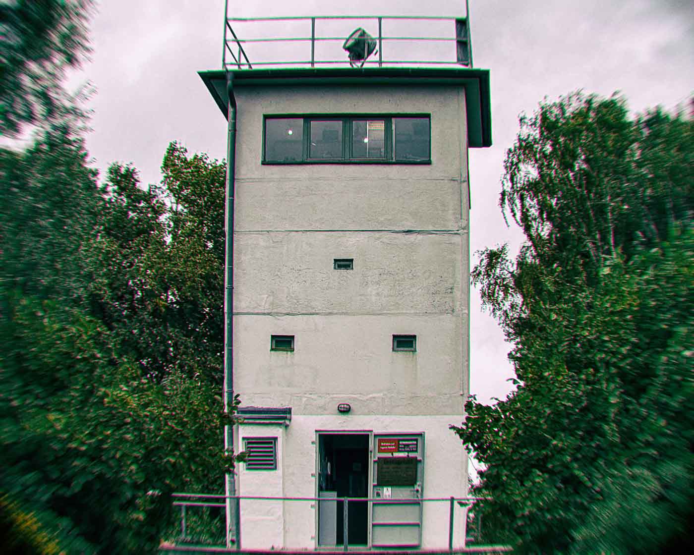 Located just outside the modern city limits, on the banks of the Havel River, stands a uniquely preserved piece of this history: the Grenzturm Niederneuendorf. This former command post, once the nerve center for a critical stretch of the border, offers a rare and deeply personal look at the reality of life under surveillance. The structure of the GDR’s border regime and the desperate attempts of those who sought freedom.