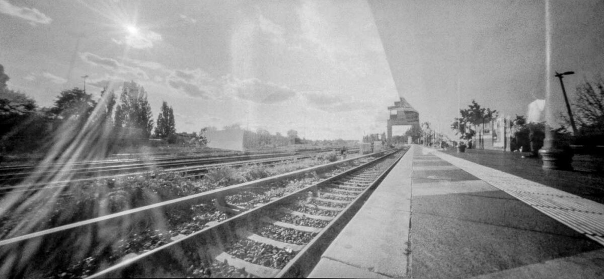 In the age of computational photography, mirrorless cameras, and massive full-frame sensors, every detail feels meticulously sharpened and controlled by a sophisticated technology. So it can feel incredibly refreshing—almost rebellious—to slow down and embrace the raw, unfiltered imperfections of film. For the modern traveler looking to inject a truly unique, artistic flair into their visual journey, one camera perfectly embodies this philosophy: the HOLGA Pinhole 120WPC.