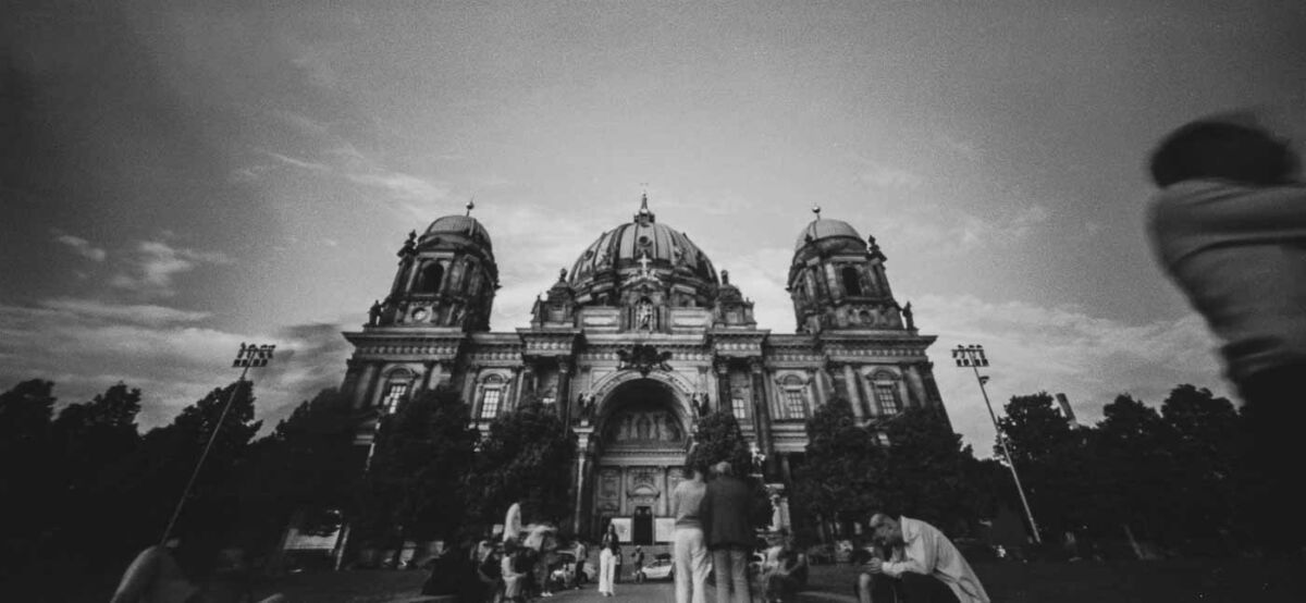 In the age of computational photography, mirrorless cameras, and massive full-frame sensors, every detail feels meticulously sharpened and controlled by a sophisticated technology. So it can feel incredibly refreshing—almost rebellious—to slow down and embrace the raw, unfiltered imperfections of film. For the modern traveler looking to inject a truly unique, artistic flair into their visual journey, one camera perfectly embodies this philosophy: the HOLGA Pinhole 120WPC.