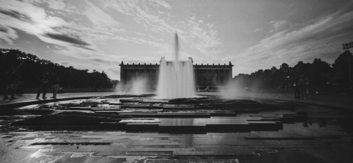 In the age of computational photography, mirrorless cameras, and massive full-frame sensors, every detail feels meticulously sharpened and controlled by a sophisticated technology. So it can feel incredibly refreshing—almost rebellious—to slow down and embrace the raw, unfiltered imperfections of film. For the modern traveler looking to inject a truly unique, artistic flair into their visual journey, one camera perfectly embodies this philosophy: the HOLGA Pinhole 120WPC.