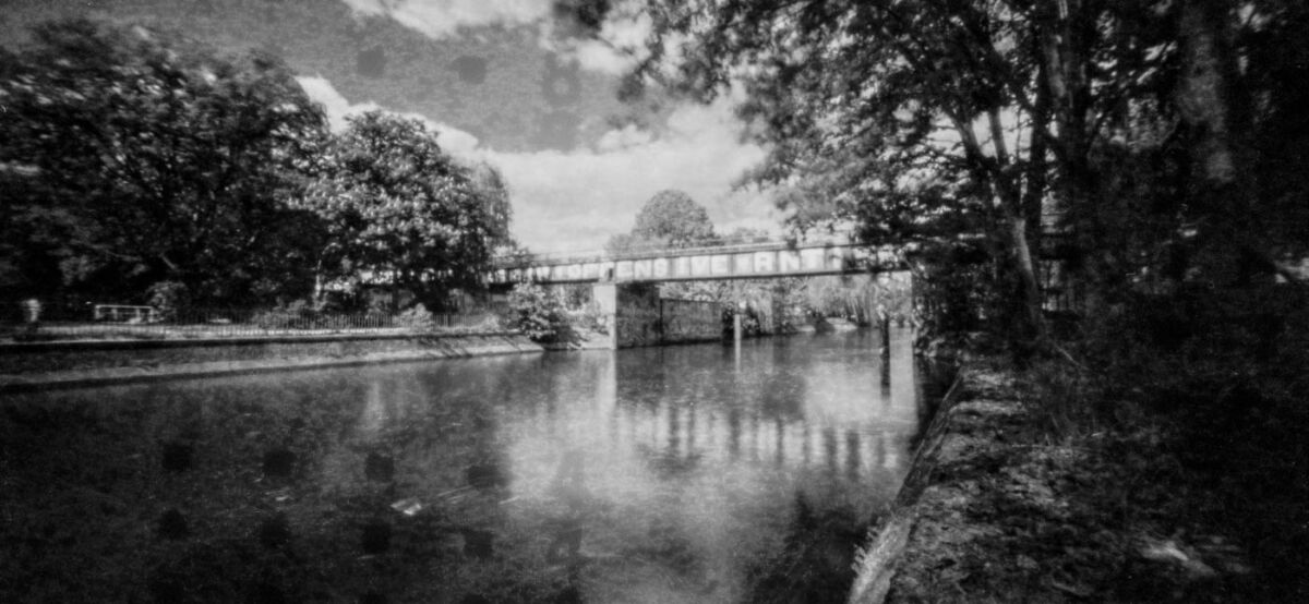 In the age of computational photography, mirrorless cameras, and massive full-frame sensors, every detail feels meticulously sharpened and controlled by a sophisticated technology. So it can feel incredibly refreshing—almost rebellious—to slow down and embrace the raw, unfiltered imperfections of film. For the modern traveler looking to inject a truly unique, artistic flair into their visual journey, one camera perfectly embodies this philosophy: the HOLGA Pinhole 120WPC.