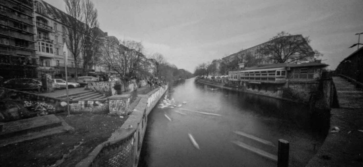 In the age of computational photography, mirrorless cameras, and massive full-frame sensors, every detail feels meticulously sharpened and controlled by a sophisticated technology. So it can feel incredibly refreshing—almost rebellious—to slow down and embrace the raw, unfiltered imperfections of film. For the modern traveler looking to inject a truly unique, artistic flair into their visual journey, one camera perfectly embodies this philosophy: the HOLGA Pinhole 120WPC.