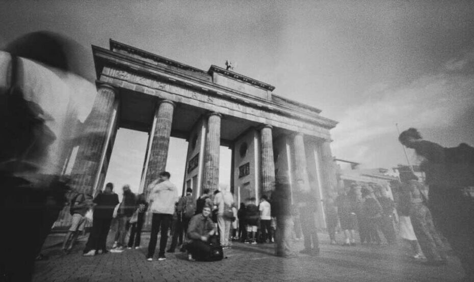 In the age of computational photography, mirrorless cameras, and massive full-frame sensors, every detail feels meticulously sharpened and controlled by a sophisticated technology. So it can feel incredibly refreshing—almost rebellious—to slow down and embrace the raw, unfiltered imperfections of film. For the modern traveler looking to inject a truly unique, artistic flair into their visual journey, one camera perfectly embodies this philosophy: the HOLGA Pinhole 120WPC.