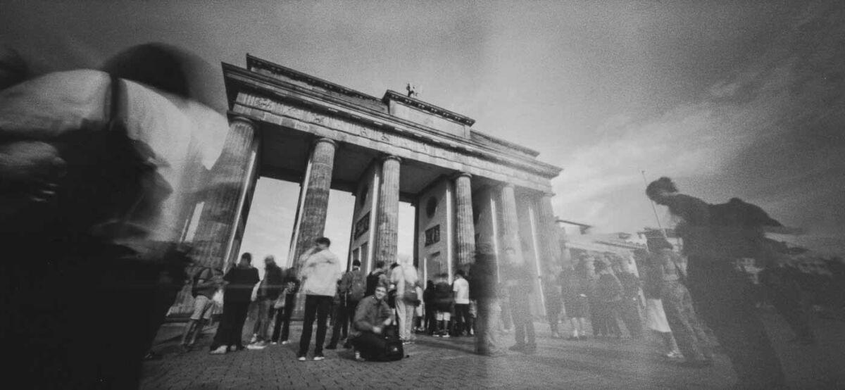 In the age of computational photography, mirrorless cameras, and massive full-frame sensors, every detail feels meticulously sharpened and controlled by a sophisticated technology. So it can feel incredibly refreshing—almost rebellious—to slow down and embrace the raw, unfiltered imperfections of film. For the modern traveler looking to inject a truly unique, artistic flair into their visual journey, one camera perfectly embodies this philosophy: the HOLGA Pinhole 120WPC.