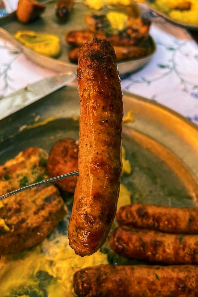 You can't have the best weekend in Nuremberg without trying the famous Nürnberger Rostbratwürstchen. Skip the chains and go straight to the source: Zum Gulden Stern. Operating since 1419, this is literally the oldest historic bratwurst kitchen in the world.