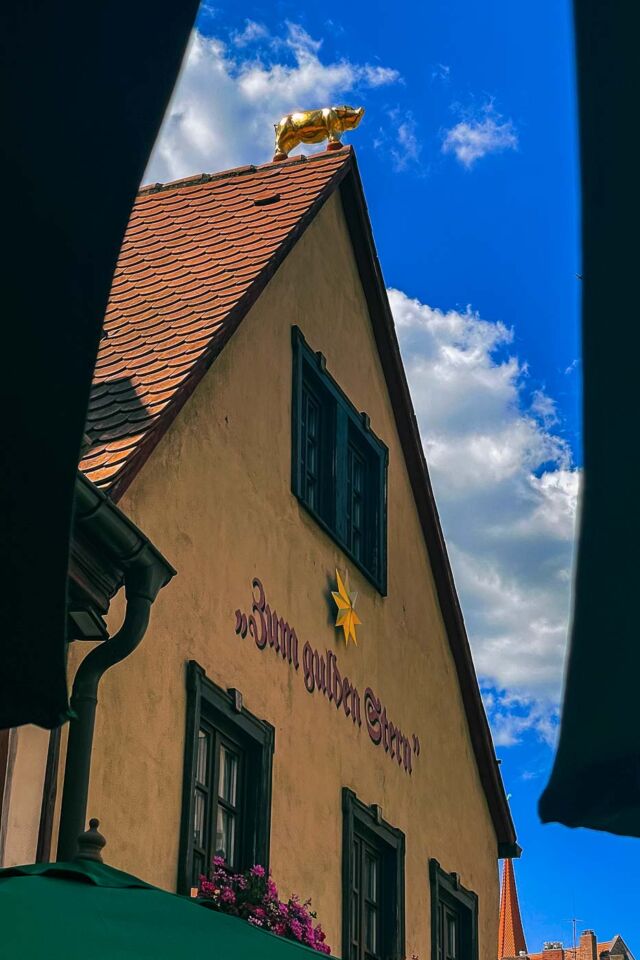 You can't have the best weekend in Nuremberg without trying the famous Nürnberger Rostbratwürstchen. Skip the chains and go straight to the source: Zum Gulden Stern. Operating since 1419, this is literally the oldest historic bratwurst kitchen in the world.