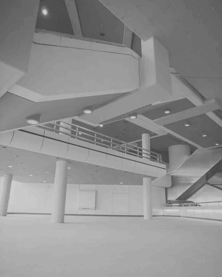 In the world of analog photography, there aren’t that many cameras that command as much presence, in both the physical and creative ways, as the Mamiya RZ67. If you are a photographer who prioritizes image quality over everything else, this camera is the legend you have been looking for.