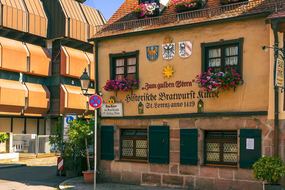 If you are looking for the ultimate authentic experience in Nuremberg, a visit to Zum Gulden Stern is mandatory. This restaurant with low ceilings and a medieval atmosphere has been operating since 1419. This isn’t just a restaurant; this is the oldest historical bratwurst kitchen in the world that still exists in its original location.