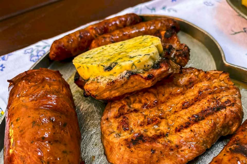 If you are looking for the ultimate authentic experience in Nuremberg, a visit to Zum Gulden Stern is mandatory. This restaurant with low ceilings and a medieval atmosphere has been operating since 1419. This isn’t just a restaurant; this is the oldest historical bratwurst kitchen in the world that still exists in its original location.