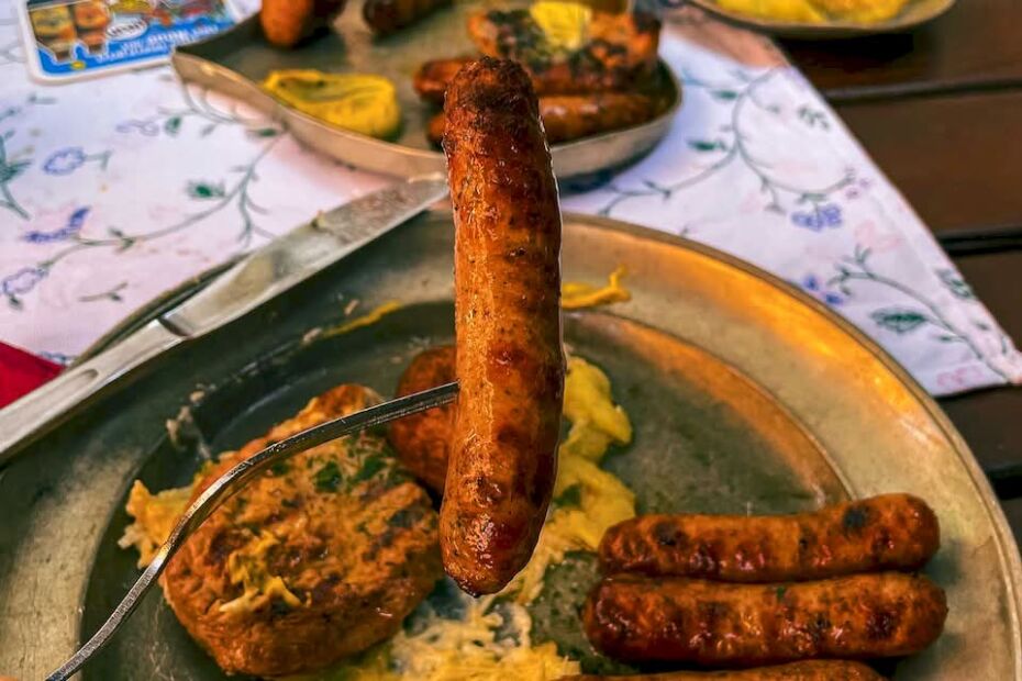 If you are looking for the ultimate authentic experience in Nuremberg, a visit to Zum Gulden Stern is mandatory. This restaurant with low ceilings and a medieval atmosphere has been operating since 1419. This isn’t just a restaurant; this is the oldest historical bratwurst kitchen in the world that still exists in its original location.