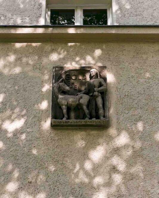 Whenever tourists think about Berlin architecture, I believe they picture two things in their minds: the modern glass buildings around Potsdamer Platz and the Prussian palaces and boulevards. But there is a massive residential complex in Berlin-Schöneberg that can tell a much more complicated story. If you are interested in history and architecture as much as I am, you shouldn’t miss the Grazer Damm housing estate. This is not a normal residential complex; this is what Nazi Germany thought about urban planning.