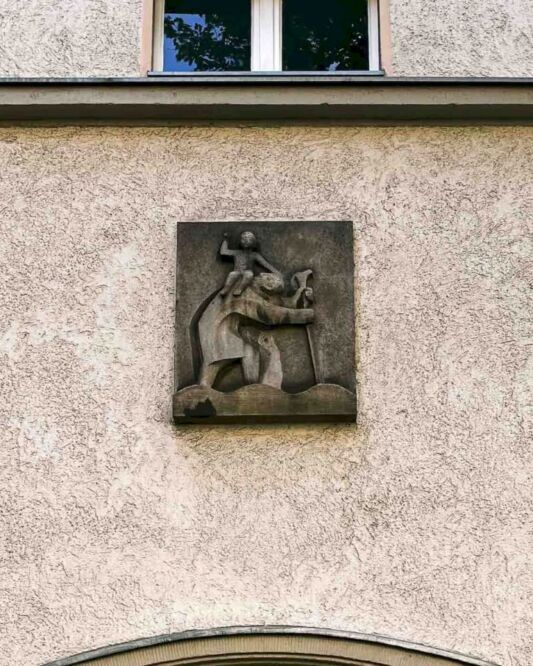 Whenever tourists think about Berlin architecture, I believe they picture two things in their minds: the modern glass buildings around Potsdamer Platz and the Prussian palaces and boulevards. But there is a massive residential complex in Berlin-Schöneberg that can tell a much more complicated story. If you are interested in history and architecture as much as I am, you shouldn’t miss the Grazer Damm housing estate. This is not a normal residential complex; this is what Nazi Germany thought about urban planning.