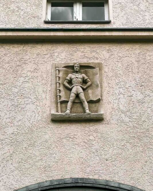 Whenever tourists think about Berlin architecture, I believe they picture two things in their minds: the modern glass buildings around Potsdamer Platz and the Prussian palaces and boulevards. But there is a massive residential complex in Berlin-Schöneberg that can tell a much more complicated story. If you are interested in history and architecture as much as I am, you shouldn’t miss the Grazer Damm housing estate. This is not a normal residential complex; this is what Nazi Germany thought about urban planning.