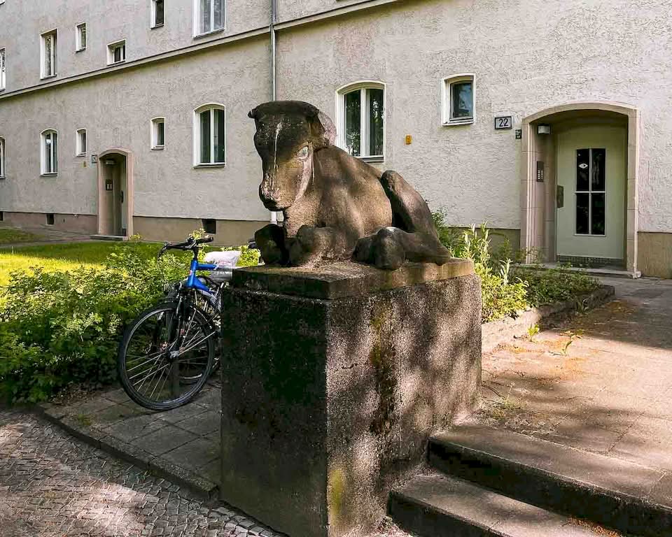 Whenever tourists think about Berlin architecture, I believe they picture two things in their minds: the modern glass buildings around Potsdamer Platz and the Prussian palaces and boulevards. But there is a massive residential complex in Berlin-Schöneberg that can tell a much more complicated story. If you are interested in history and architecture as much as I am, you shouldn’t miss the Grazer Damm housing estate. This is not a normal residential complex; this is what Nazi Germany thought about urban planning.