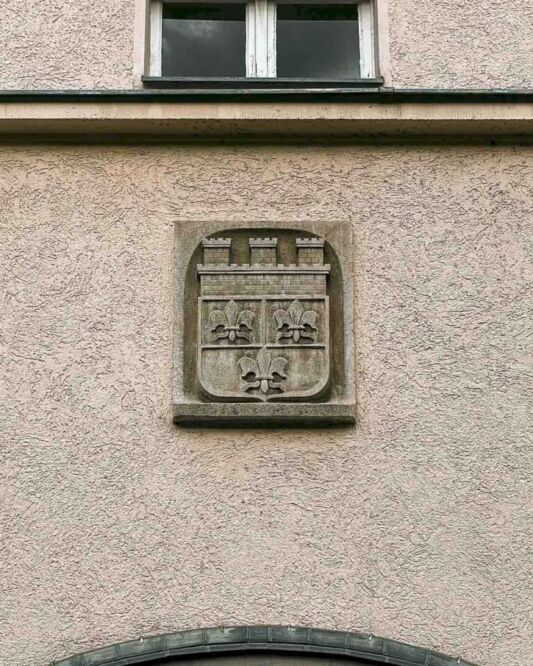 Whenever tourists think about Berlin architecture, I believe they picture two things in their minds: the modern glass buildings around Potsdamer Platz and the Prussian palaces and boulevards. But there is a massive residential complex in Berlin-Schöneberg that can tell a much more complicated story. If you are interested in history and architecture as much as I am, you shouldn’t miss the Grazer Damm housing estate. This is not a normal residential complex; this is what Nazi Germany thought about urban planning.