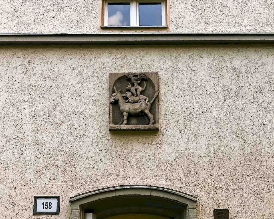 Whenever tourists think about Berlin architecture, I believe they picture two things in their minds: the modern glass buildings around Potsdamer Platz and the Prussian palaces and boulevards. But there is a massive residential complex in Berlin-Schöneberg that can tell a much more complicated story. If you are interested in history and architecture as much as I am, you shouldn’t miss the Grazer Damm housing estate. This is not a normal residential complex; this is what Nazi Germany thought about urban planning.