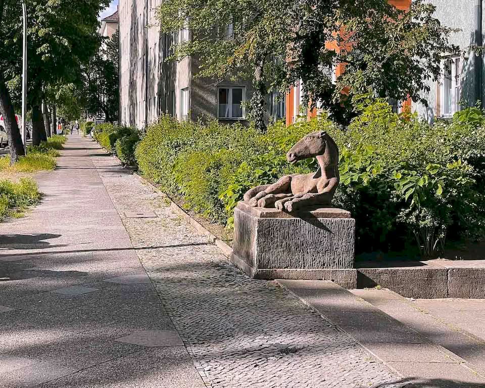 Whenever tourists think about Berlin architecture, I believe they picture two things in their minds: the modern glass buildings around Potsdamer Platz and the Prussian palaces and boulevards. But there is a massive residential complex in Berlin-Schöneberg that can tell a much more complicated story. If you are interested in history and architecture as much as I am, you shouldn’t miss the Grazer Damm housing estate. This is not a normal residential complex; this is what Nazi Germany thought about urban planning.