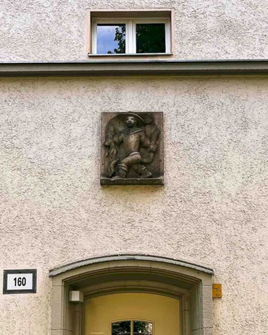 Whenever tourists think about Berlin architecture, I believe they picture two things in their minds: the modern glass buildings around Potsdamer Platz and the Prussian palaces and boulevards. But there is a massive residential complex in Berlin-Schöneberg that can tell a much more complicated story. If you are interested in history and architecture as much as I am, you shouldn’t miss the Grazer Damm housing estate. This is not a normal residential complex; this is what Nazi Germany thought about urban planning.