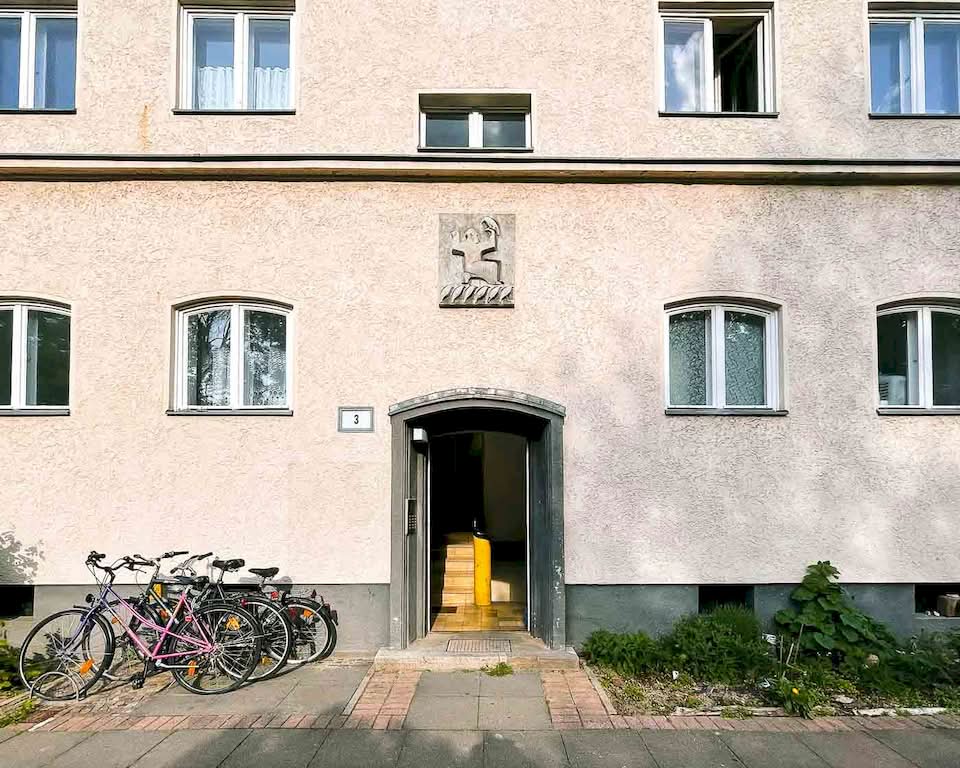 Whenever tourists think about Berlin architecture, I believe they picture two things in their minds: the modern glass buildings around Potsdamer Platz and the Prussian palaces and boulevards. But there is a massive residential complex in Berlin-Schöneberg that can tell a much more complicated story. If you are interested in history and architecture as much as I am, you shouldn’t miss the Grazer Damm housing estate. This is not a normal residential complex; this is what Nazi Germany thought about urban planning.