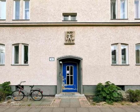 Whenever tourists think about Berlin architecture, I believe they picture two things in their minds: the modern glass buildings around Potsdamer Platz and the Prussian palaces and boulevards. But there is a massive residential complex in Berlin-Schöneberg that can tell a much more complicated story. If you are interested in history and architecture as much as I am, you shouldn’t miss the Grazer Damm housing estate. This is not a normal residential complex; this is what Nazi Germany thought about urban planning.