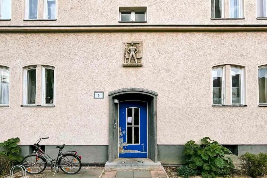 Whenever tourists think about Berlin architecture, I believe they picture two things in their minds: the modern glass buildings around Potsdamer Platz and the Prussian palaces and boulevards. But there is a massive residential complex in Berlin-Schöneberg that can tell a much more complicated story. If you are interested in history and architecture as much as I am, you shouldn’t miss the Grazer Damm housing estate. This is not a normal residential complex; this is what Nazi Germany thought about urban planning.