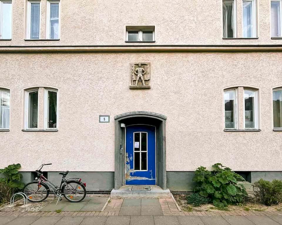 Whenever tourists think about Berlin architecture, I believe they picture two things in their minds: the modern glass buildings around Potsdamer Platz and the Prussian palaces and boulevards. But there is a massive residential complex in Berlin-Schöneberg that can tell a much more complicated story. If you are interested in history and architecture as much as I am, you shouldn’t miss the Grazer Damm housing estate. This is not a normal residential complex; this is what Nazi Germany thought about urban planning.