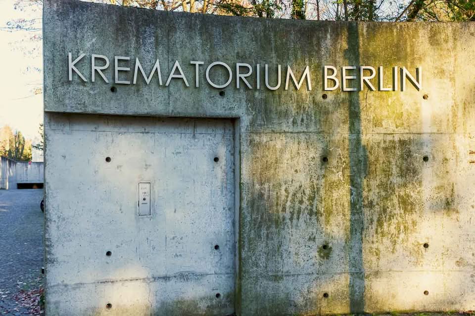 Krematorium Baumschulenweg was designed by Axel Schultes and Charlotte Frank, who also worked on the Berlin Chancellery. What they created feels less like a building and more like a sensory experience. While I was there, this was one of the many things that came to mind.