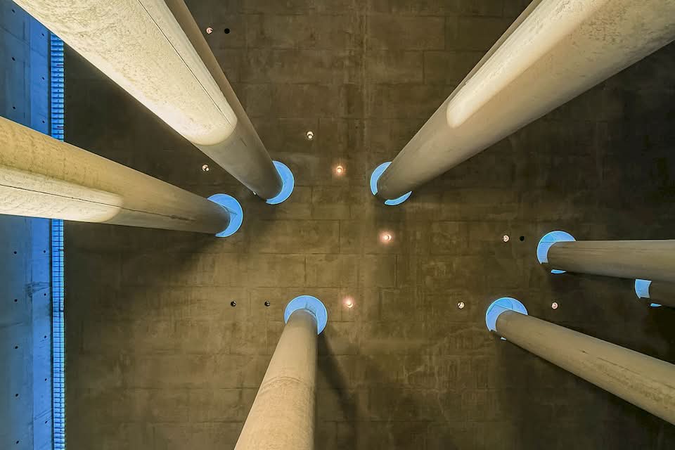 Krematorium Baumschulenweg was designed by Axel Schultes and Charlotte Frank, who also worked on the Berlin Chancellery. What they created feels less like a building and more like a sensory experience. While I was there, this was one of the many things that came to mind.