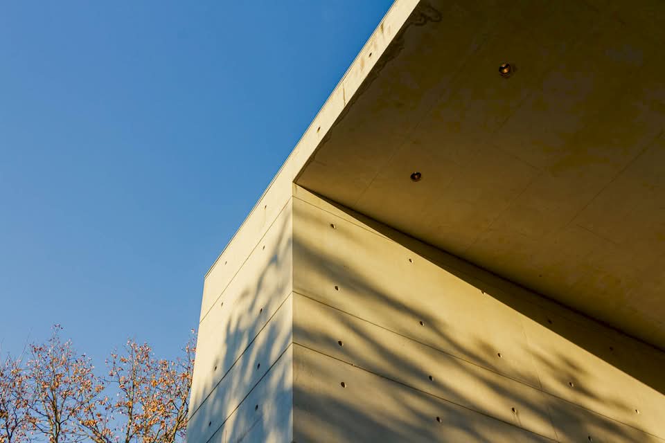 Krematorium Baumschulenweg was designed by Axel Schultes and Charlotte Frank, who also worked on the Berlin Chancellery. What they created feels less like a building and more like a sensory experience. While I was there, this was one of the many things that came to mind.