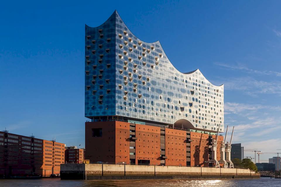 After a few visits, I began to see a city molded by centuries of maritime aspirations, post-war resiliency, and artistic passion. When you start exploring historic Hamburg, you will peel back the layers of a city that has survived Great Fires and wartime destruction. Every time it came out, its heritage was preserved in beautiful red brick, and its identity was strengthened.