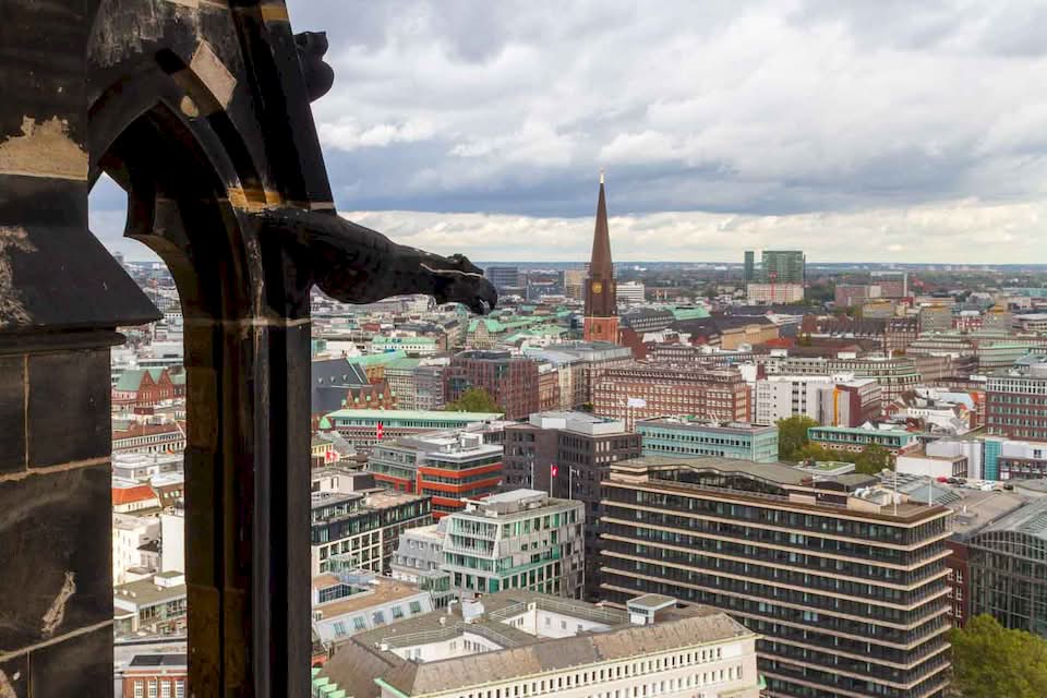 Once it was one of the tallest buildings in the world, but today it stands as a memorial. This is St. Nicholas’ Church. Unlike some urban structures that were rebuilt after the Second World War, this church remains in ruins. The blackened spire that rises to the sky is a reminder of the damage that Operation Gomorrah did in 1943.