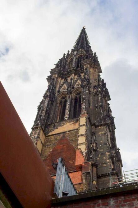 Once it was one of the tallest buildings in the world, but today it stands as a memorial. This is St. Nicholas’ Church. Unlike some urban structures that were rebuilt after the Second World War, this church remains in ruins. The blackened spire that rises to the sky is a reminder of the damage that Operation Gomorrah did in 1943.