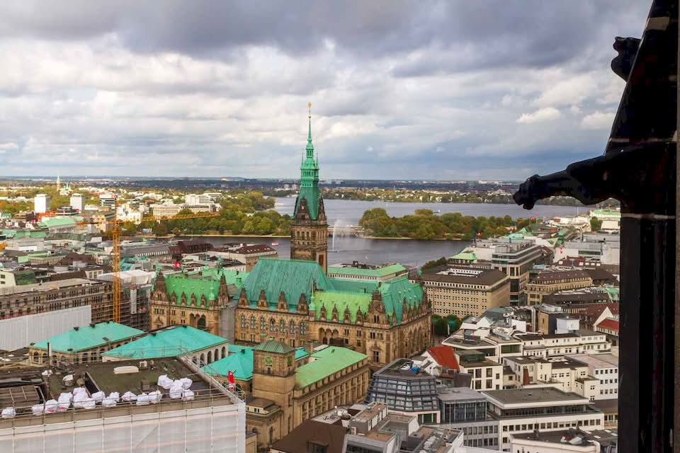 Once it was one of the tallest buildings in the world, but today it stands as a memorial. This is St. Nicholas’ Church. Unlike some urban structures that were rebuilt after the Second World War, this church remains in ruins. The blackened spire that rises to the sky is a reminder of the damage that Operation Gomorrah did in 1943.