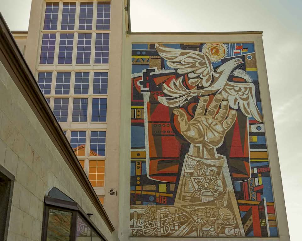 This mural can be found on the facade of the former “Magnet” department store on Lindenallee. This 16-by-10-meter mosaic is one of the most famous works of art in the city.