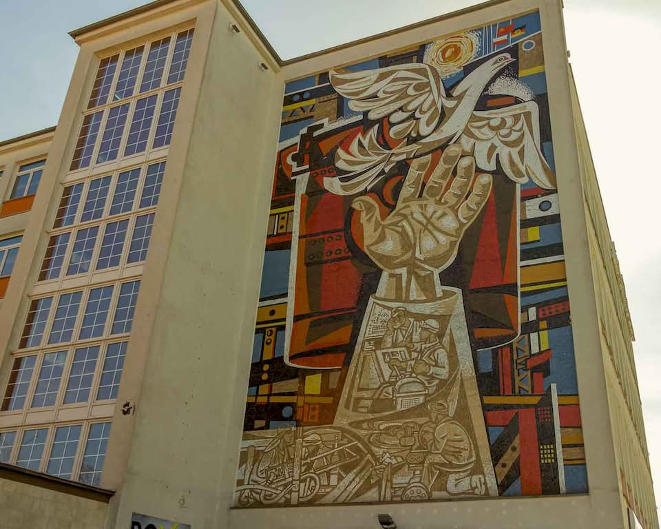 This mural can be found on the facade of the former “Magnet” department store on Lindenallee. This 16-by-10-meter mosaic is one of the most famous works of art in the city.